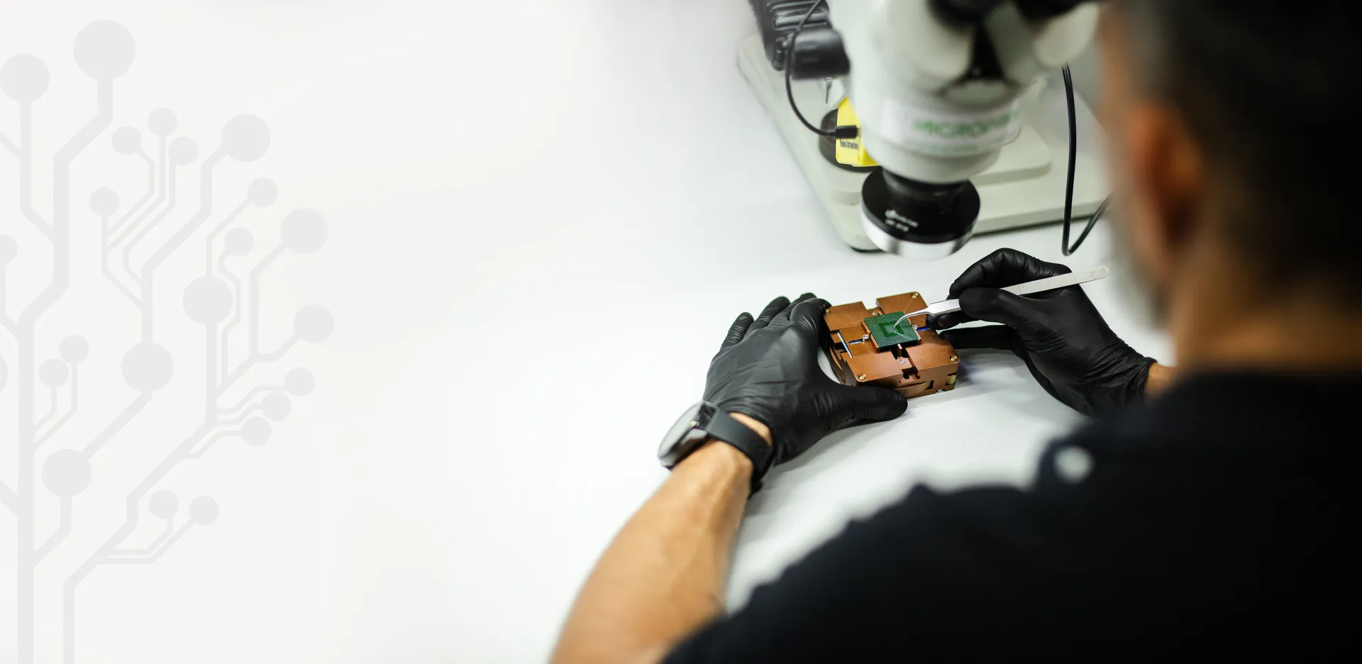 Técnico da Microprint a reparar uma placa electrónica em bancada