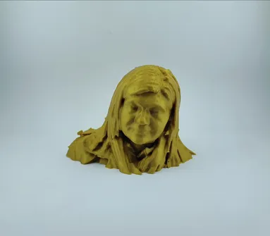 Busto dourado de uma figura com véu, impresso em 3D