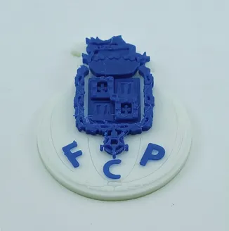 Emblema do Futebol Clube do Porto impresso em 3D, em azul e branco