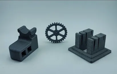 Peças técnicas cinzentas impressas em 3D, incluindo uma roda dentada