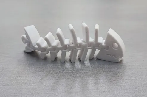 Esqueleto de peixe articulado impresso em 3D, em branco