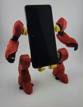 Robô vermelho articulado a segurar um telemóvel, impresso em 3D