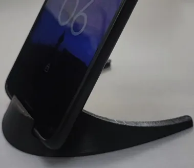 Suporte de telemóvel preto impresso em 3D, com um telemóvel
