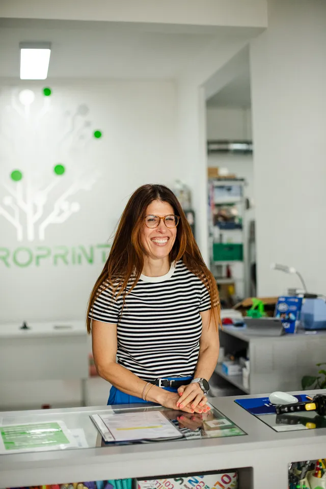 Colaboradora da Microprint a sorrir ao balcão da loja