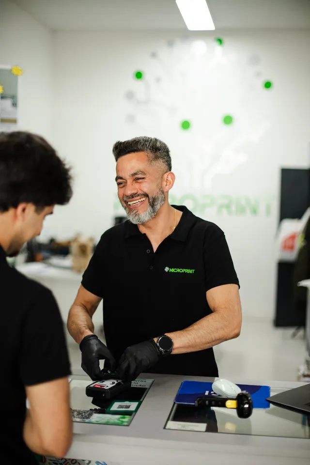 Técnico da Microprint a sorrir na loja