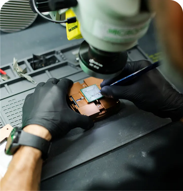 Técnico a efectuar micro-soldadura numa placa electrónica