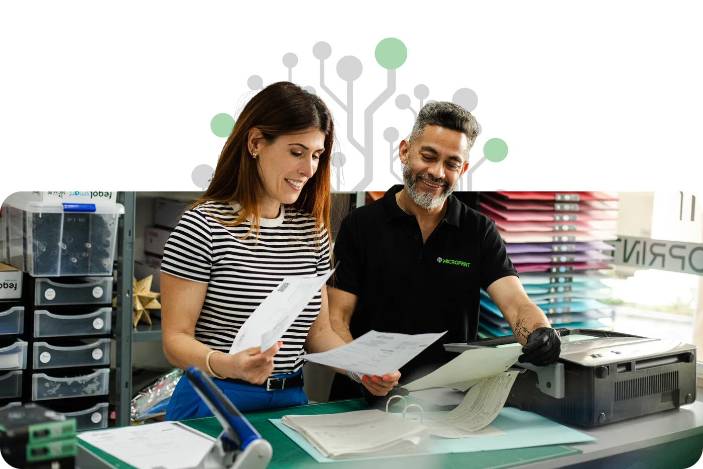 Equipa da Microprint a atender clientes na loja